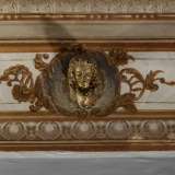Arricchiscono la raffinata decorazione delle bronzee teste femminili con fastose collane che corrono lungo il perimetro della stanza
